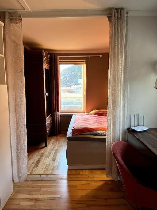 Sjarmerende Hus Med Orkesterplass Til Hav Og Fjell Stave Exterior foto