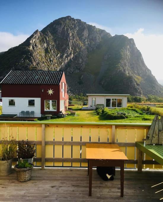 Sjarmerende Hus Med Orkesterplass Til Hav Og Fjell Stave Exterior foto